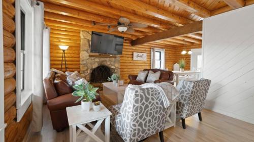 Charlotte House | Renovated 5BR/3BA Cabin w/Rec Room