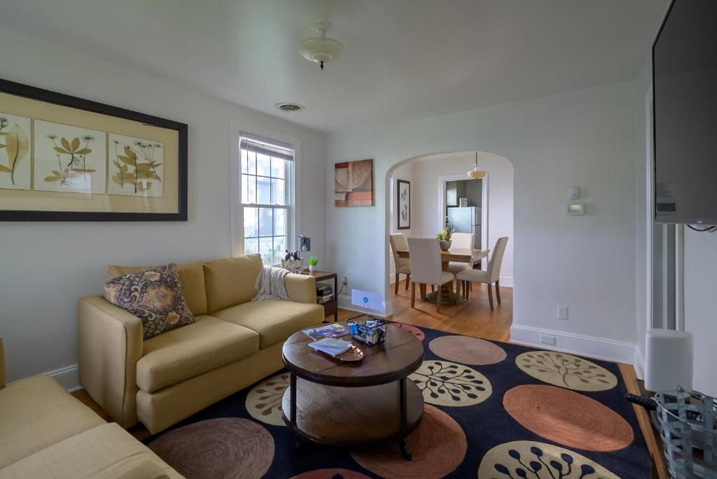Woodland Heights House | Retro Bungalow A Block to Tennis Courts Park