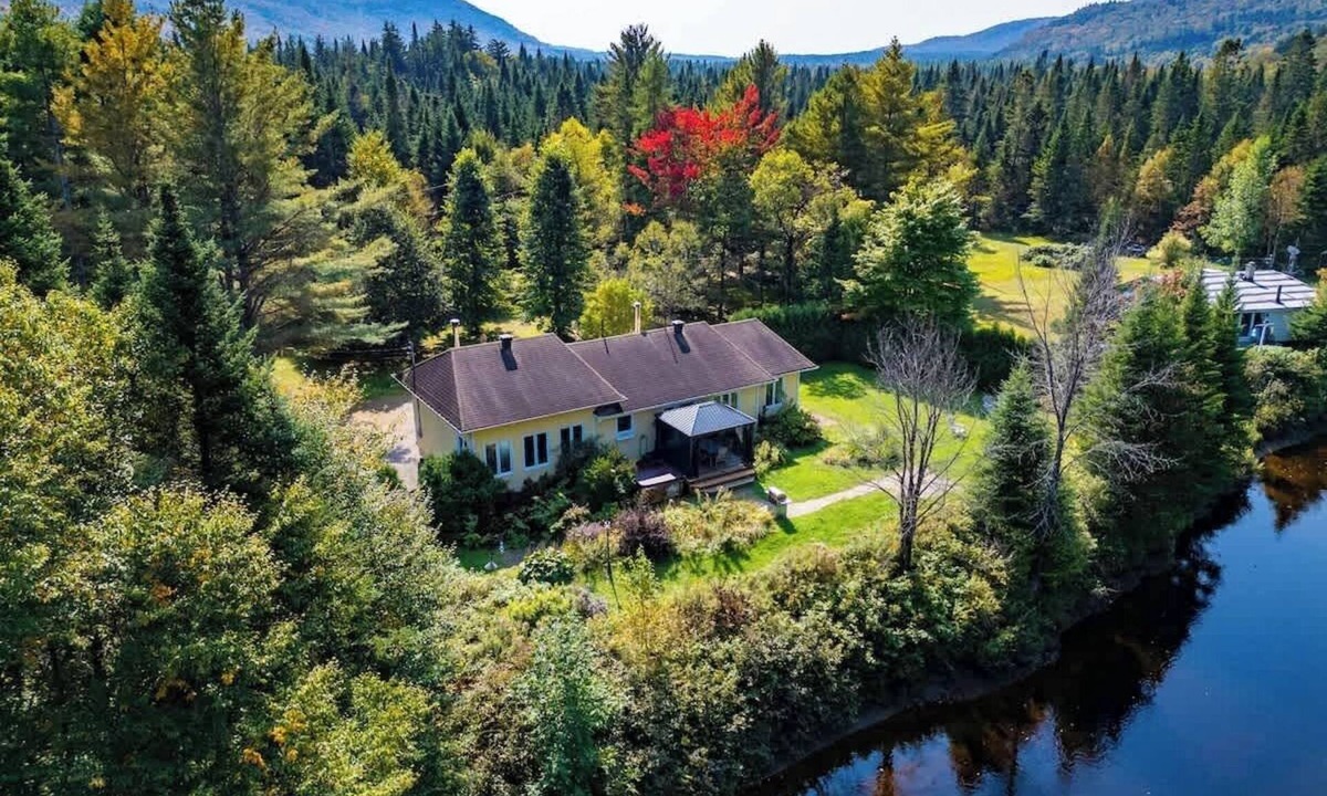 Saint-Raymond Cabin | River Access Chalet: Hot Tub, Kayak & Firepit