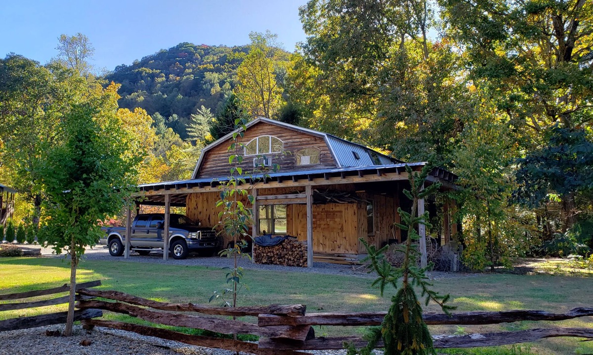 Highlands House | River Love ❤@ The Barn *Highlands Home on the Cullasaja River Trout Fishing