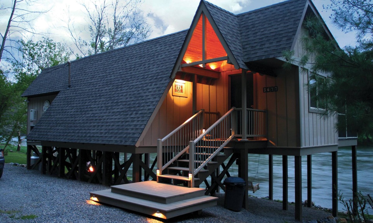Draper House | Riverfront cabin near New River Trail, Claytor Lake, and Draper Mercantile. Screened porch.