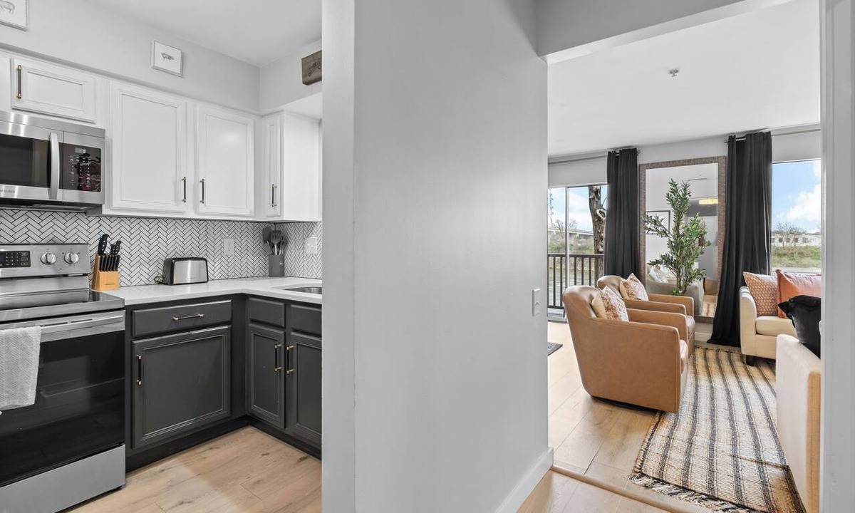 North Capitol Condo | Riverfront Condo | Walk Downtown | Pool + Parking
