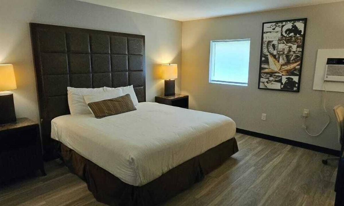 Redwood Hotel | Rocky Mount Motel near Hwy 220