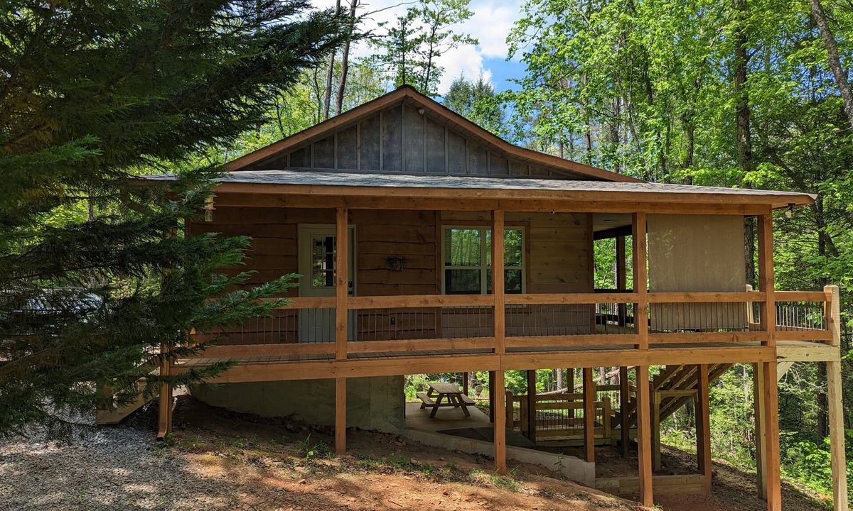 Cashes Valley Cabin | Romantic Cabin for 2, Hot Tub, wifi 10min from BR, hiking and waterfalls near