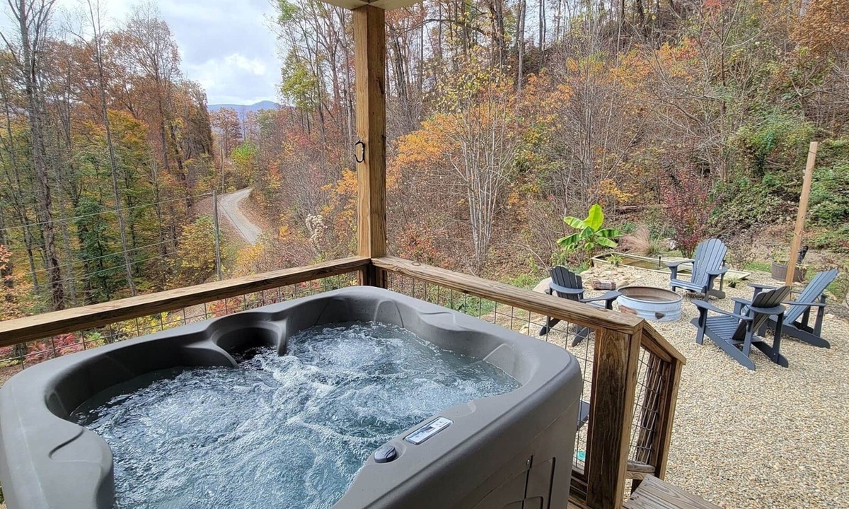 Whittier Cabin | Romantic Getaway starts here! Views, Hot Tub&Robes