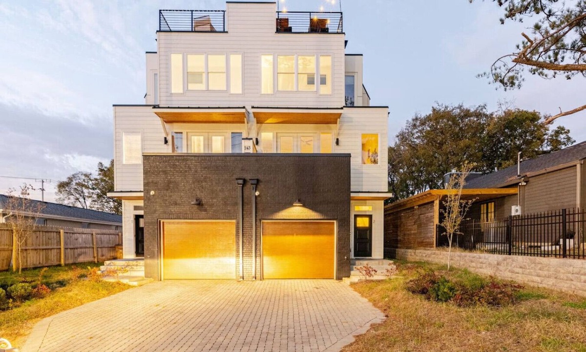 McFerrin Park House | Rooftop Retreat & Skyline Views