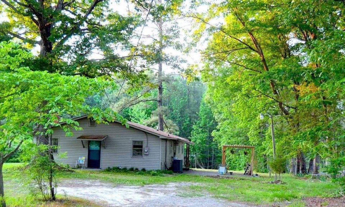 Capron House | Rustic Getaway on 58