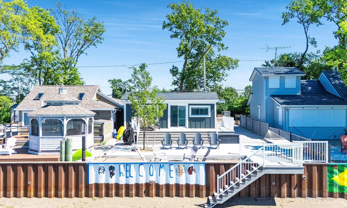 Leamington House | Sandy Beach w/Lake Access | 2BR Near Point Pelee