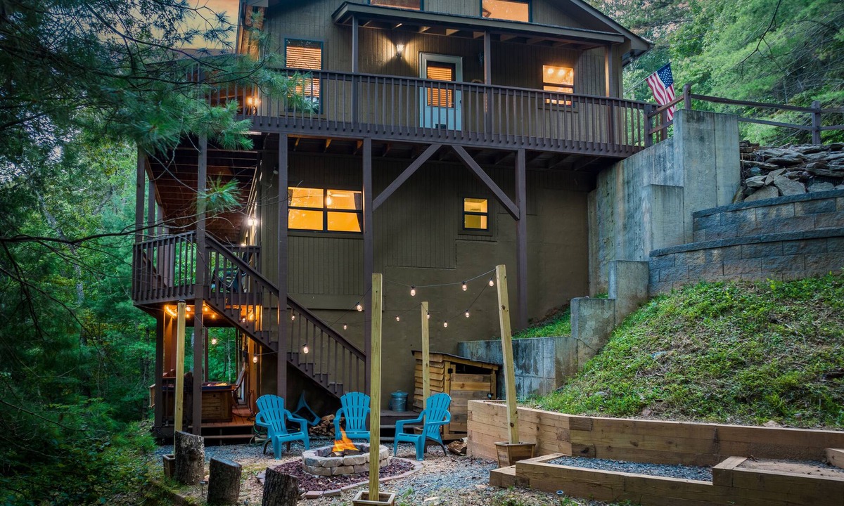 Ellijay Cabin | Secluded cabin, creek, dogs ok, theater&escape room, hottub, fireplace fire pit.