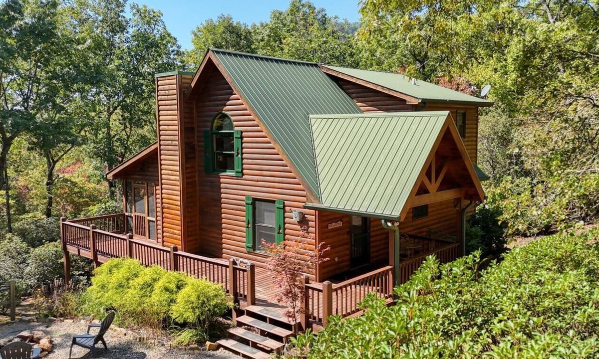 Hiawassee Cabin | Secluded cabin, hot tub, layered mountain view, gameroom, Hiawassee, GA!