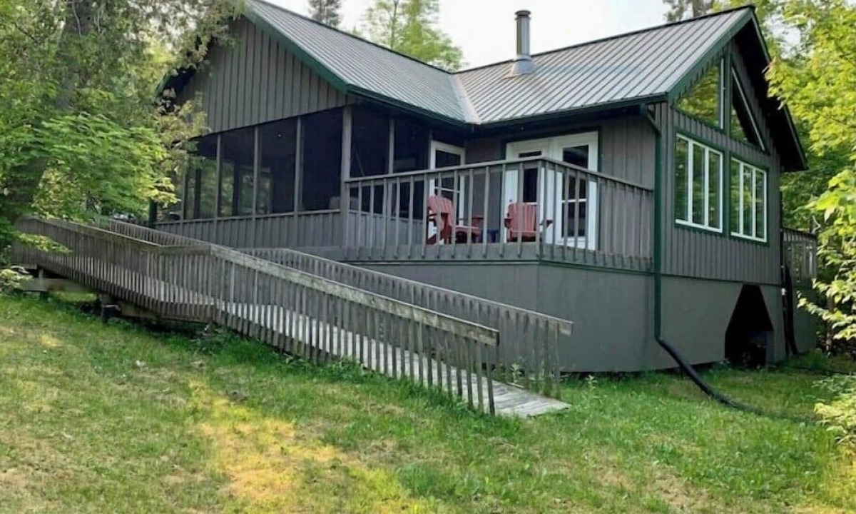 Golden Valley Cabin | Secluded off-grid 3-bedroom cabin on a quiet lake