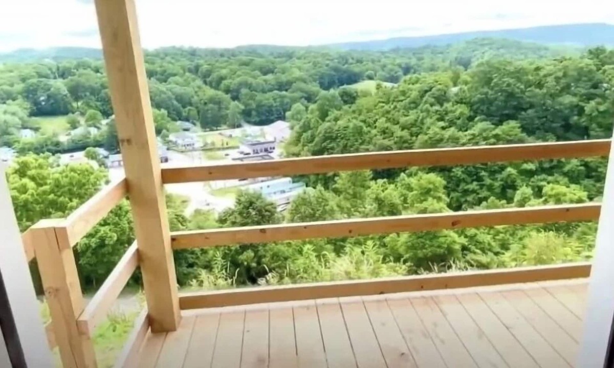 Bluewell Cabin | Serene 1-bedroom cabin located at Gold & Blue Cabins in Bluefield