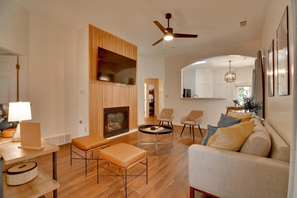 Cordova House | Shelby Farms Greenline Access: Modern Cordova Home