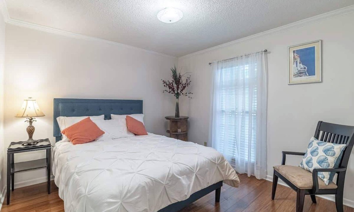 Columbia House | Short Drive To Ft. Jackson, Screened Porch, 3 TVs