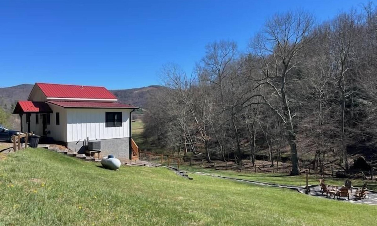 Fleetwood House | Silo Rose - Modern Cabin, Creekside, Foosball, Games, Firepit, 3 Suites, Dog Friendly