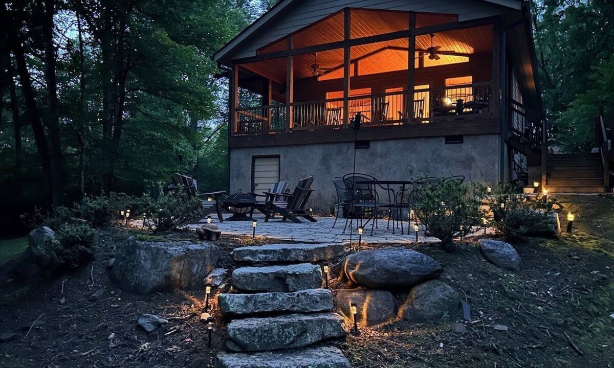 Crumpler Cabin | Simply Serene: Cozy Cabin, WIFI, AC, Hot Tub, Firepit, Covered Deck, Small Dog Friendly