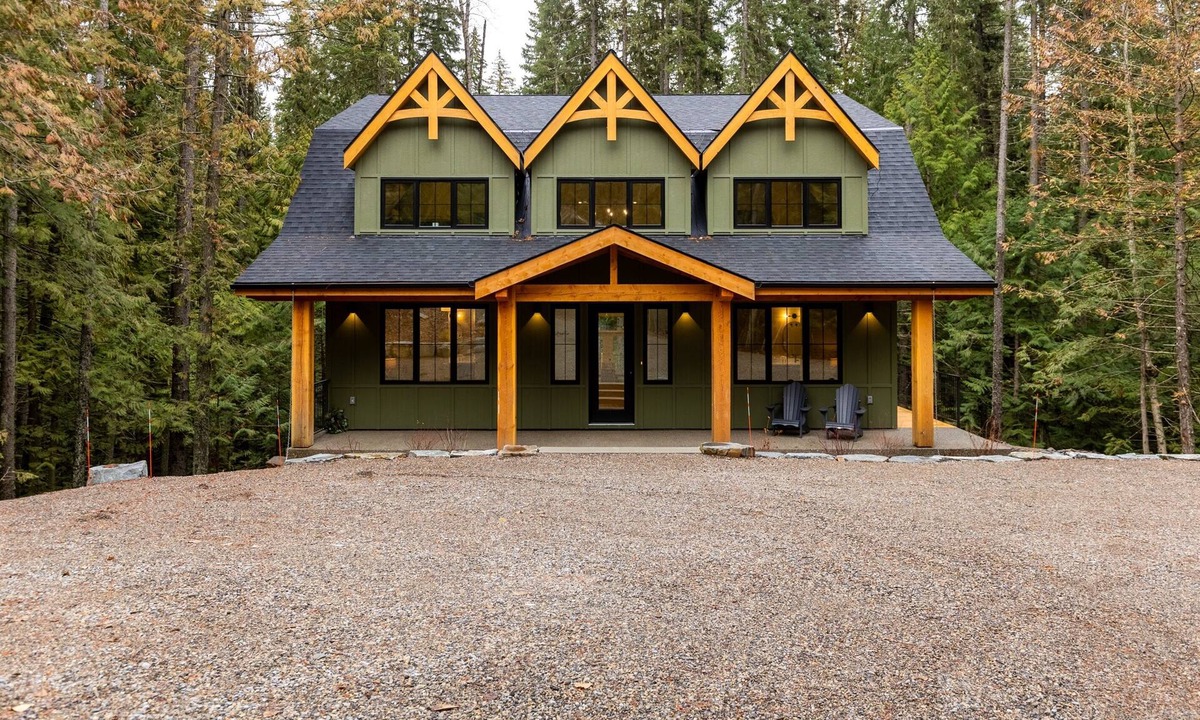 East Kootenay Ski Chalet | Ski In l 4 Bedrooms l Sleeps 10 Adults