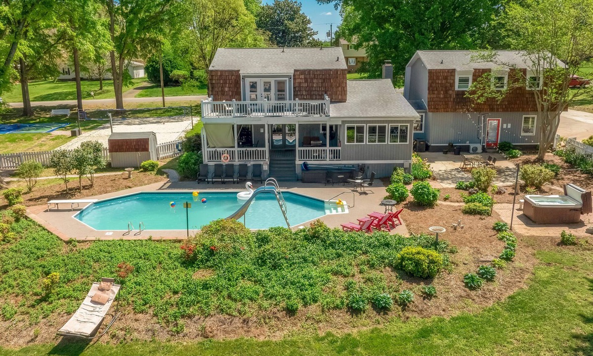 Mount Mourne House | Sleeps 30!- Pool - Hot tub- Epic Game Room - Arcades - Pool Table - Lake Norman