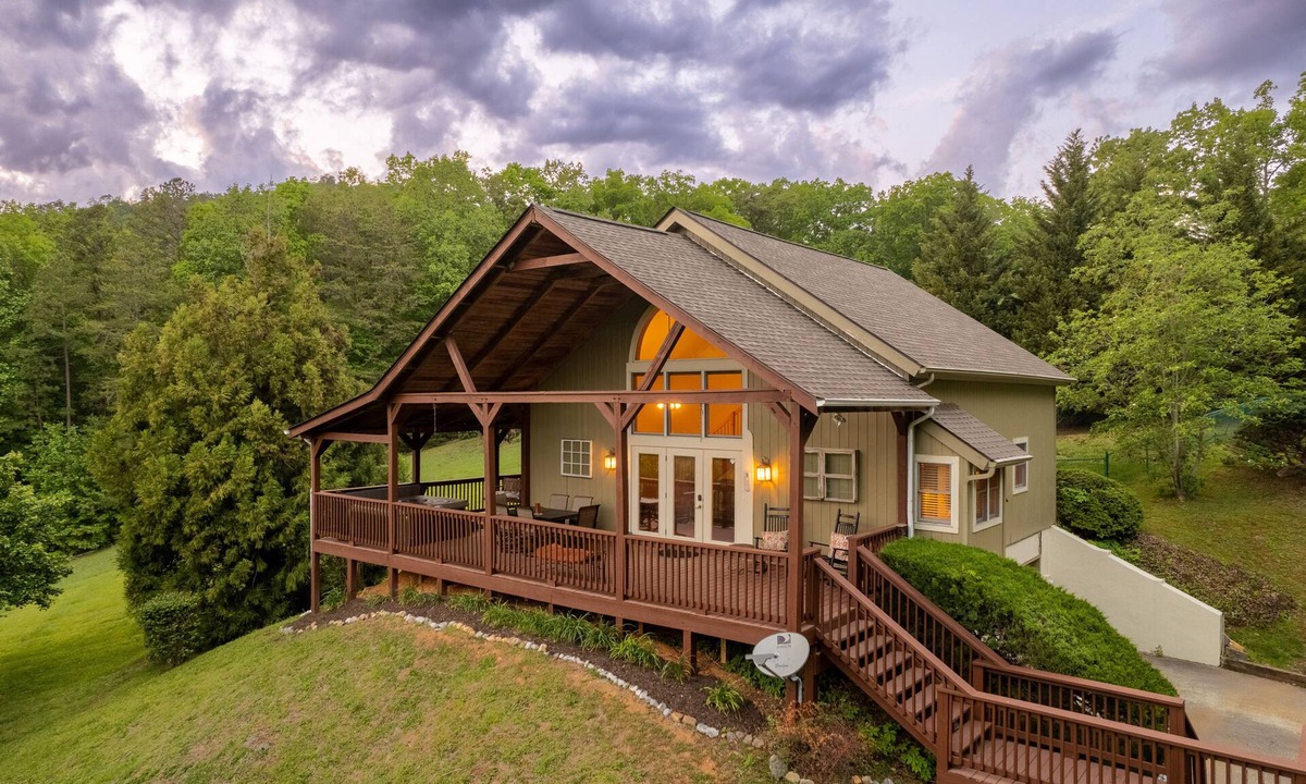 Wears Valley Cabin | Smoky Mountain retreat - theater, game room, hot tub & view near the park!