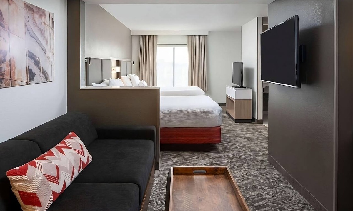 Donelson Hotel | Southern Charm Hideaway in the Heart of Nashville! Pool, Breakfast, Pets Allowed