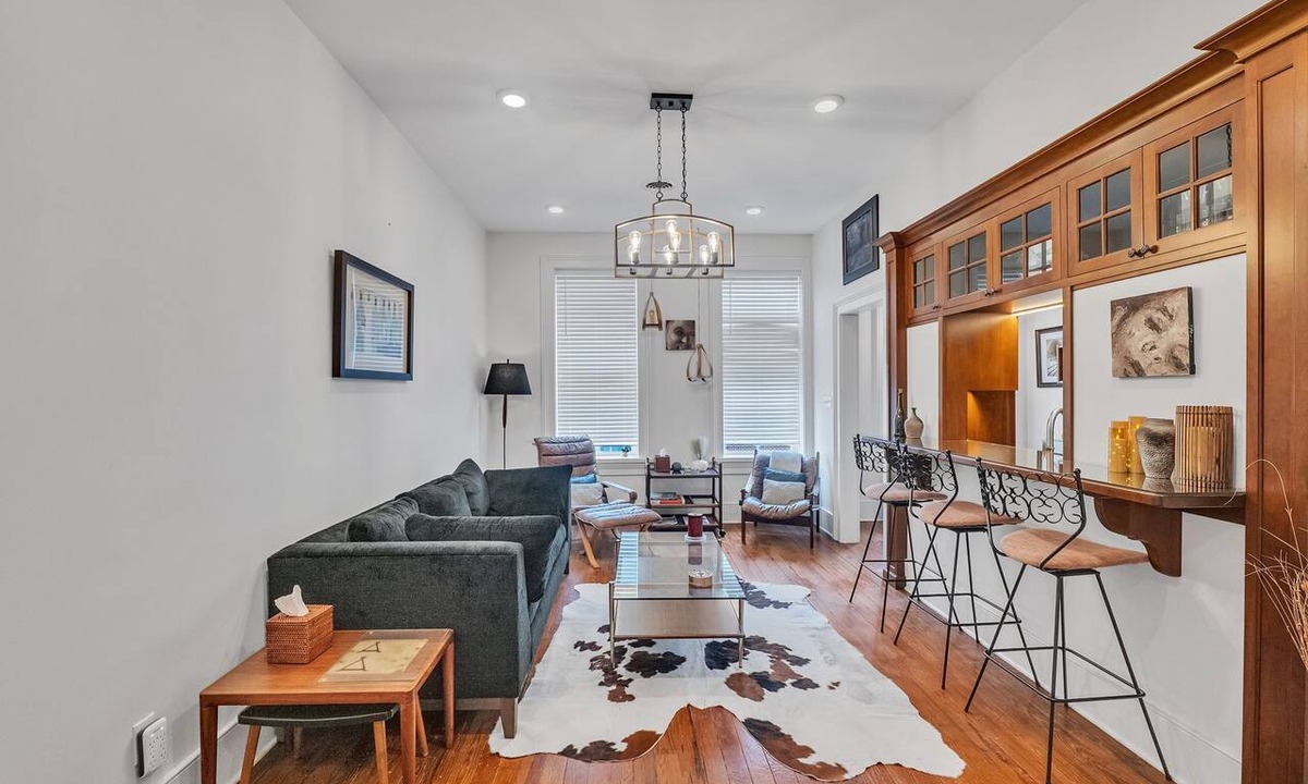 Abingdon Apartment | Spacious 2BR Loft on Abingdon’s Main Street. Walk to Dining, Theatre, & Shops