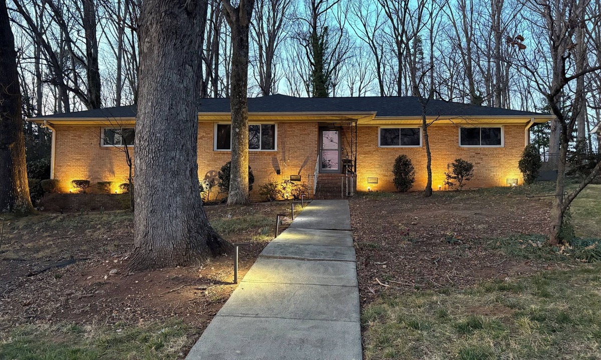 East Forest House | Spacious 3-bedroom house in charming Charlotte with bonus/game room
