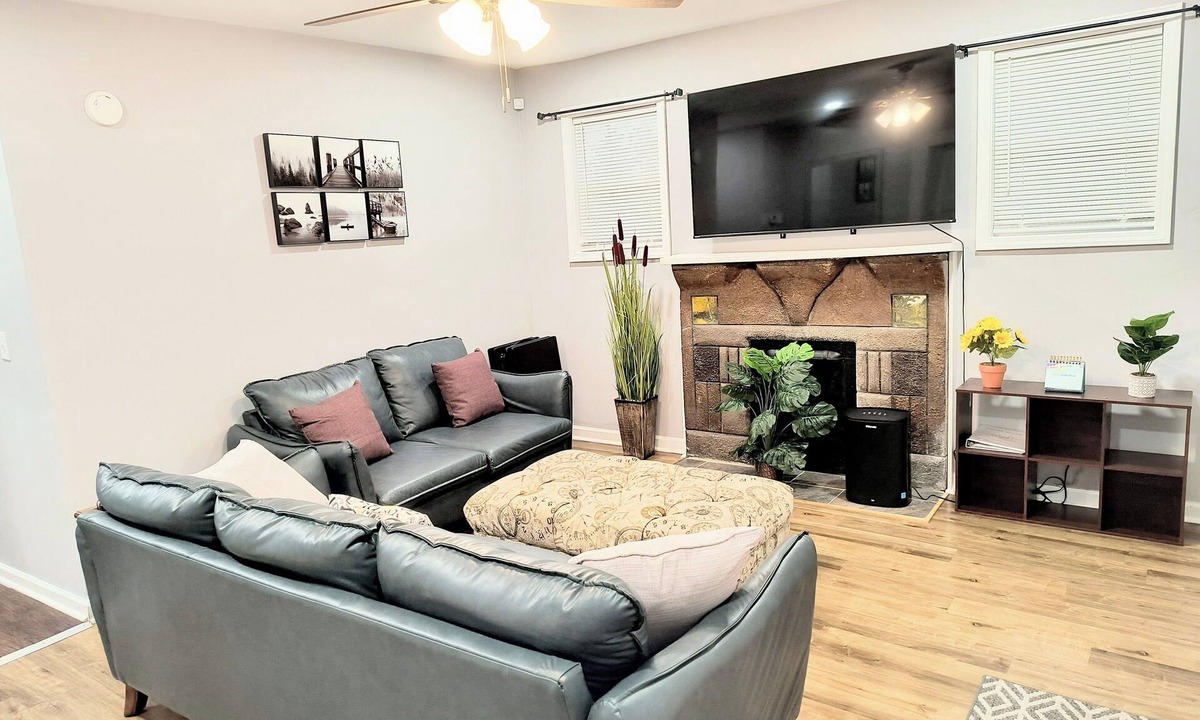 Greensboro House | Spacious 3BR/2BA Home-Fast WiFi, Smart TVs,Free Netflix,Furnished Patio- Pets OK