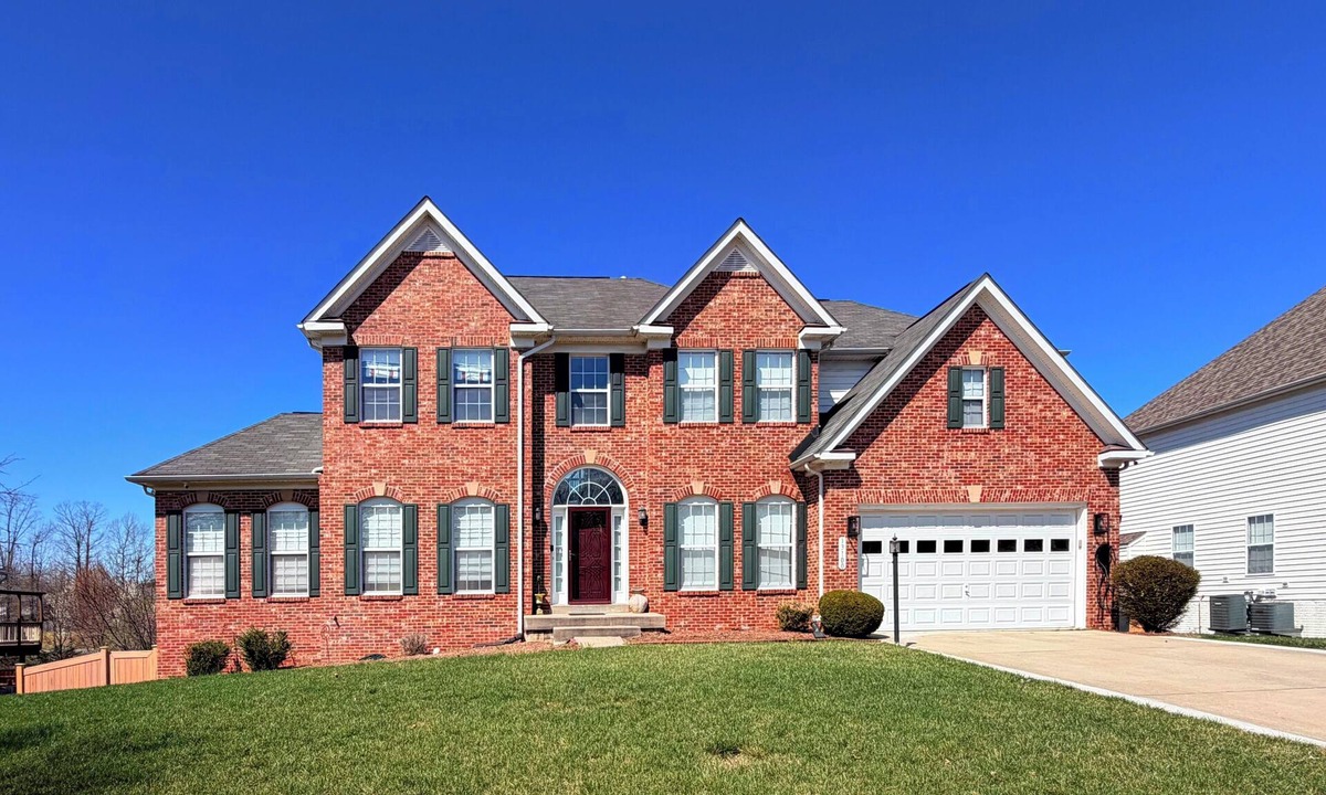 Dale City House | Spacious 4 bd Modern Home with Private Yard & Games