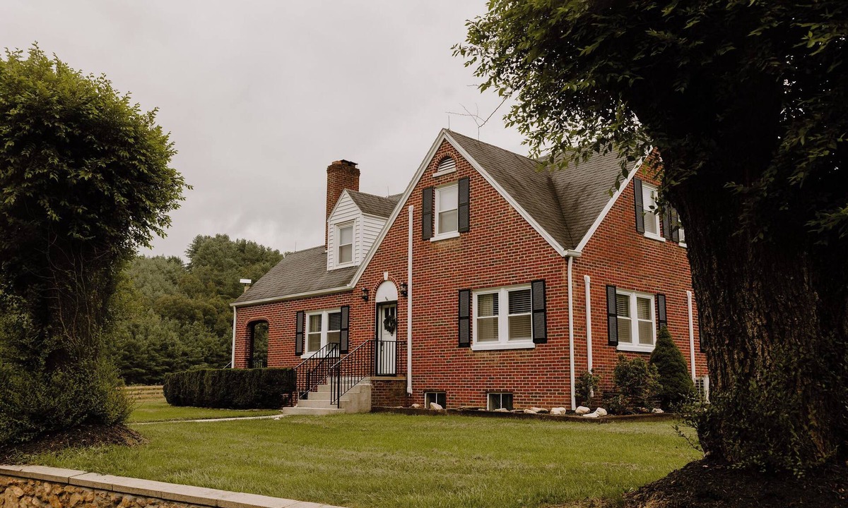 Galax House | Spacious 4-bedroom house in terrific Galax with AC. Family friendly! Large yard.
