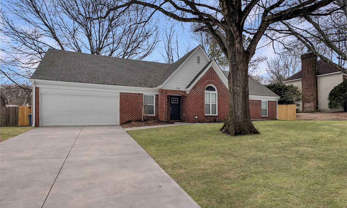 Cordova House | Spacious 5-bedroom house Cordova with large screened in porch and game room!