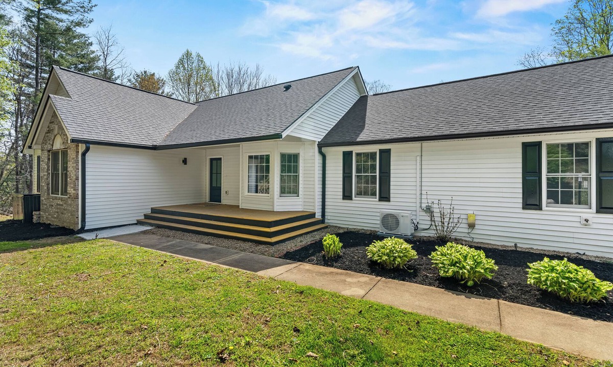 Skyland House | Spacious 5-bedroom mountain view house in beautiful Asheville
