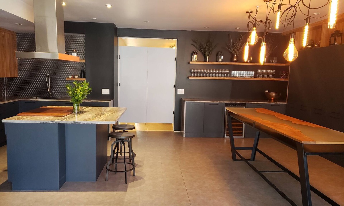 De Lorimier Apartment | Spacious, central and newly renovated! Large, renovated, great neighborhood!