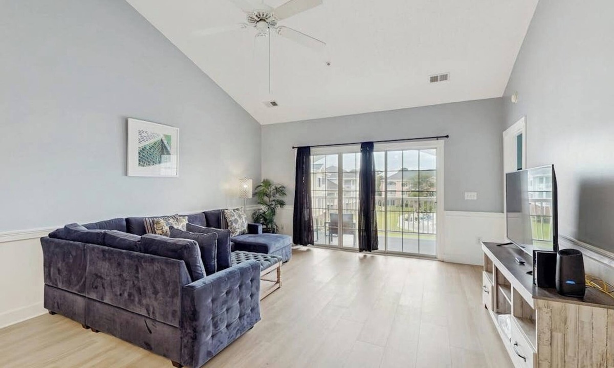 Central Myrtle Beach Condo | Spacious condo with pool, fast WiFi, washer/dryer & central AC