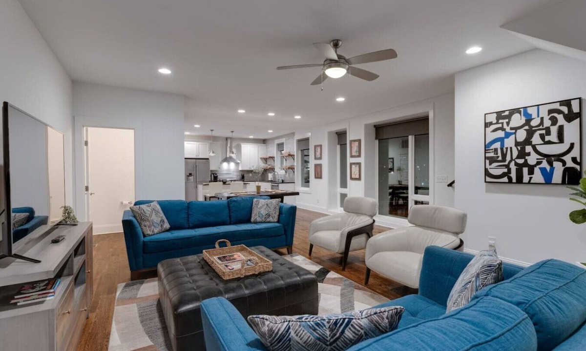 Eighth Avenue House | Spacious Elegant townhome near Melrose with easy access to local attractions