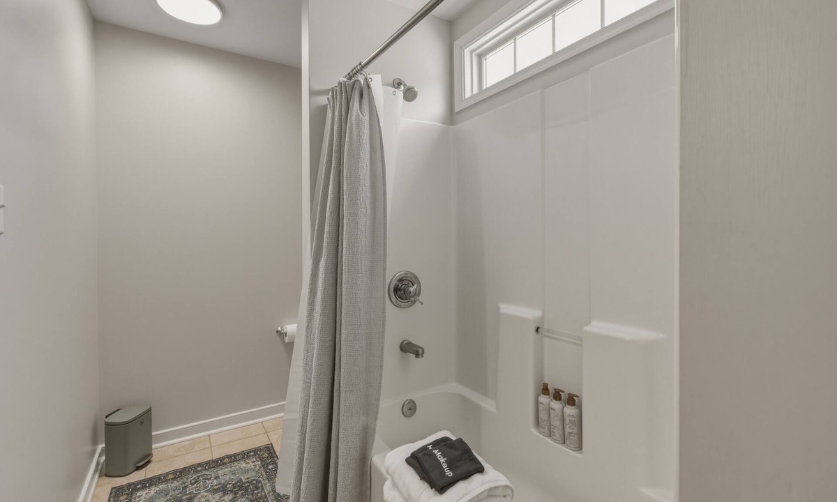 Woodlake House | Spacious home in safe and accessible area! Close to Hull Street, TurnPike, & RVA