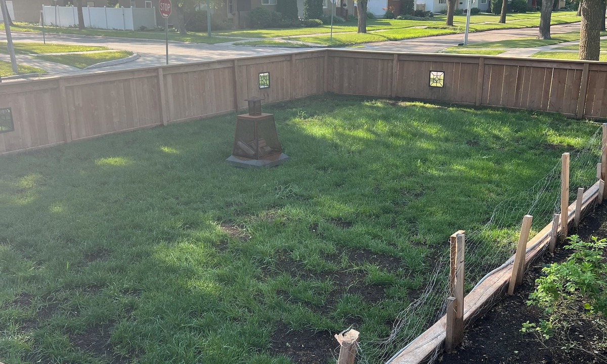 Tuxedo House | Spacious modern home with fully fenced yard. Pet friendly! Quiet neighbourhood.