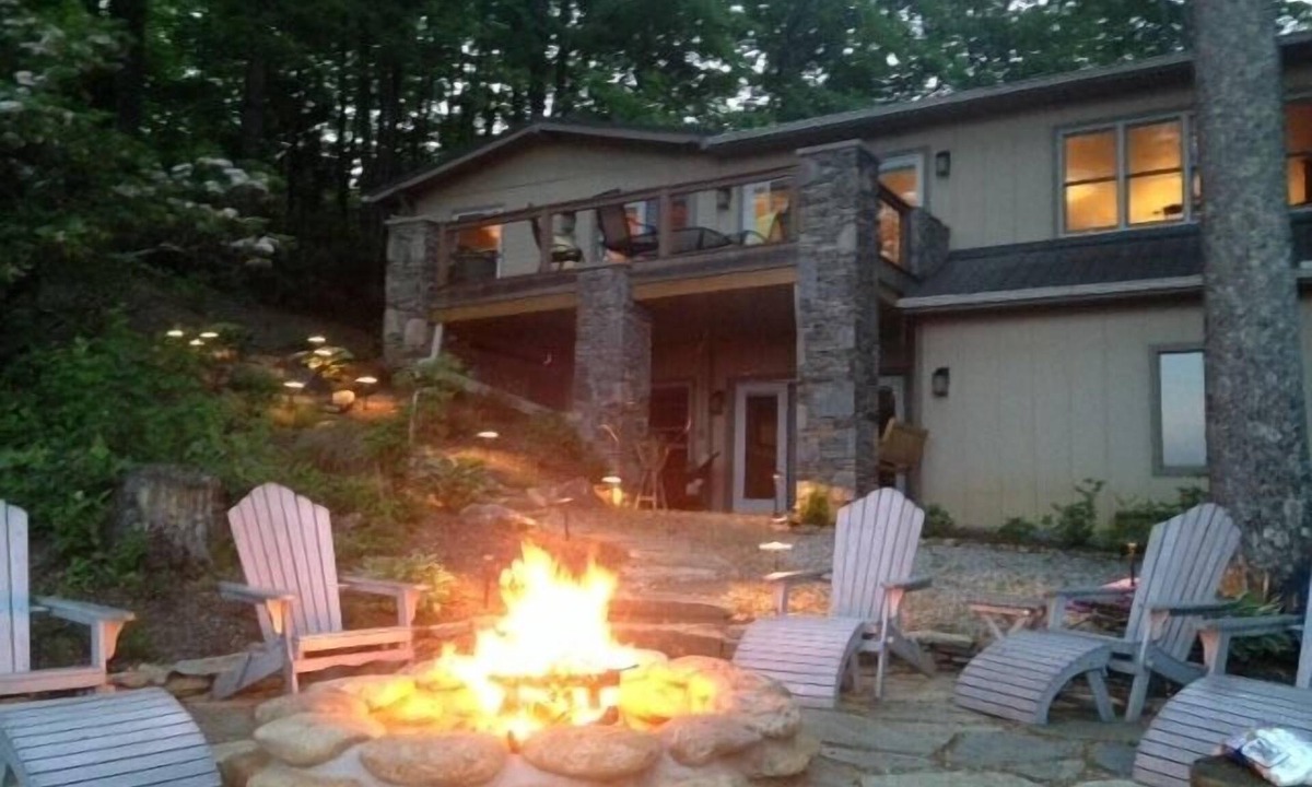 Spruce Pine Cabin | Spectacular views from clean, modern and luxurious family style home near BRP