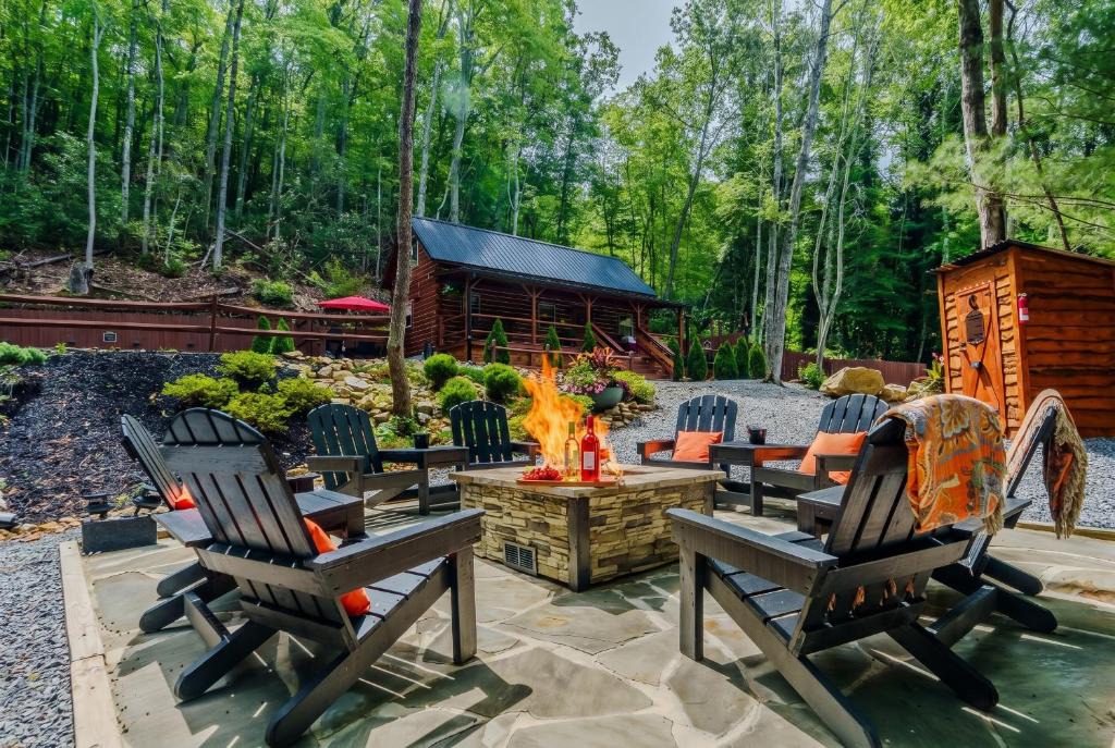 Elizabethton House | Starry Nights in the Smokey Mountains with Hot Tub Pet Friendly Cabin A
