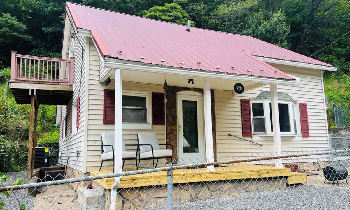 Kyle House | Stay minutes from the Hatfield-McCoy Trail System, center of southern trails