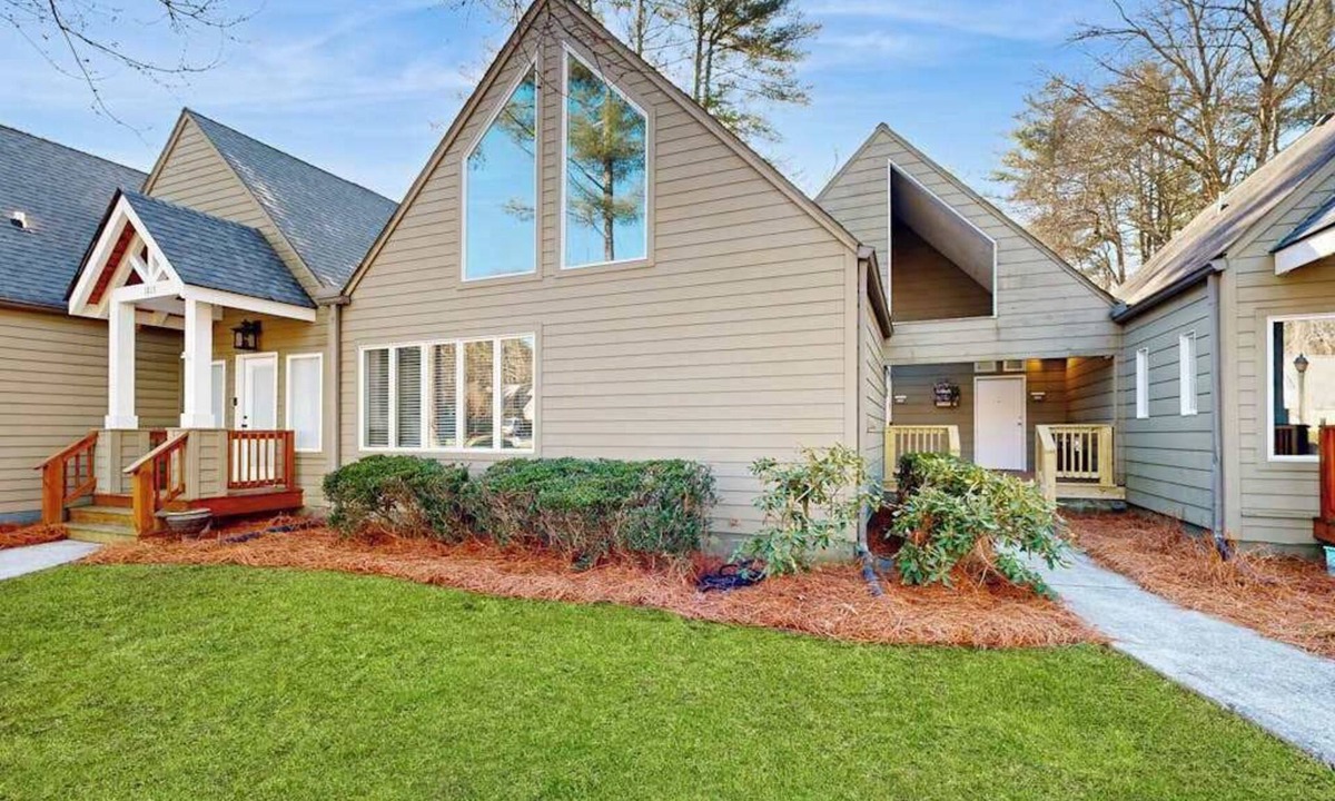 Sapphire Condo | Studio in the Heart of Sapphire, NC: Pool, Golf Course, Dog-Friendly, & More