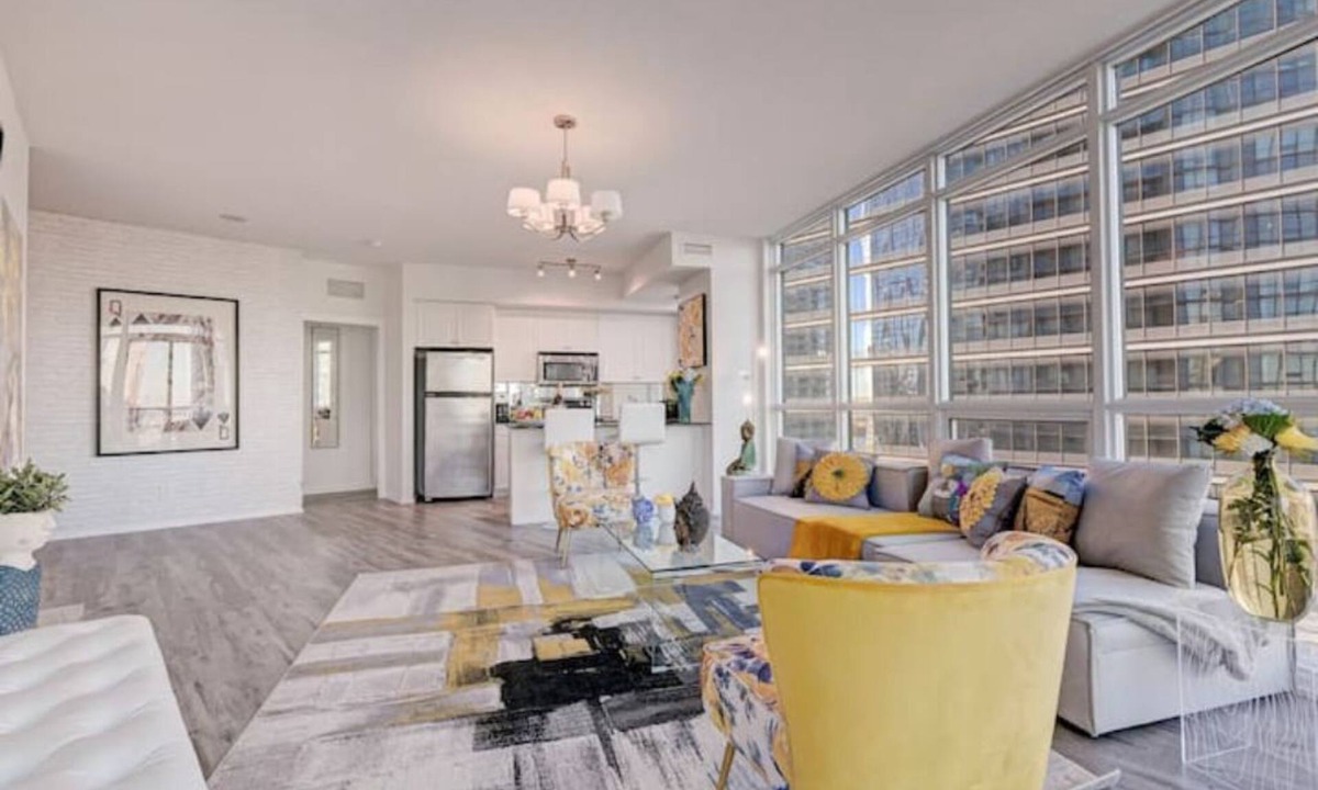 Downtown Toronto Condo | Stunning 2 BD in heart of Toronto w Parking