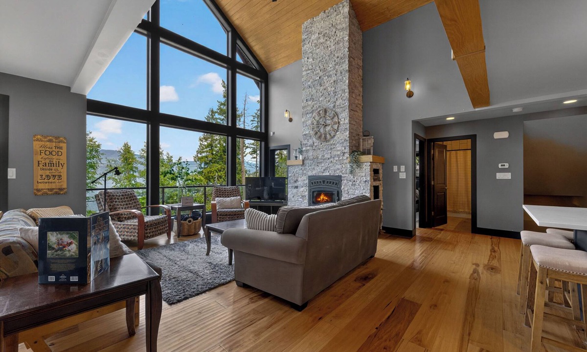 Blind Bay House | Stunning 6 Bedroom Lakehouse with Private Beach and Dock on Shuswap Lake