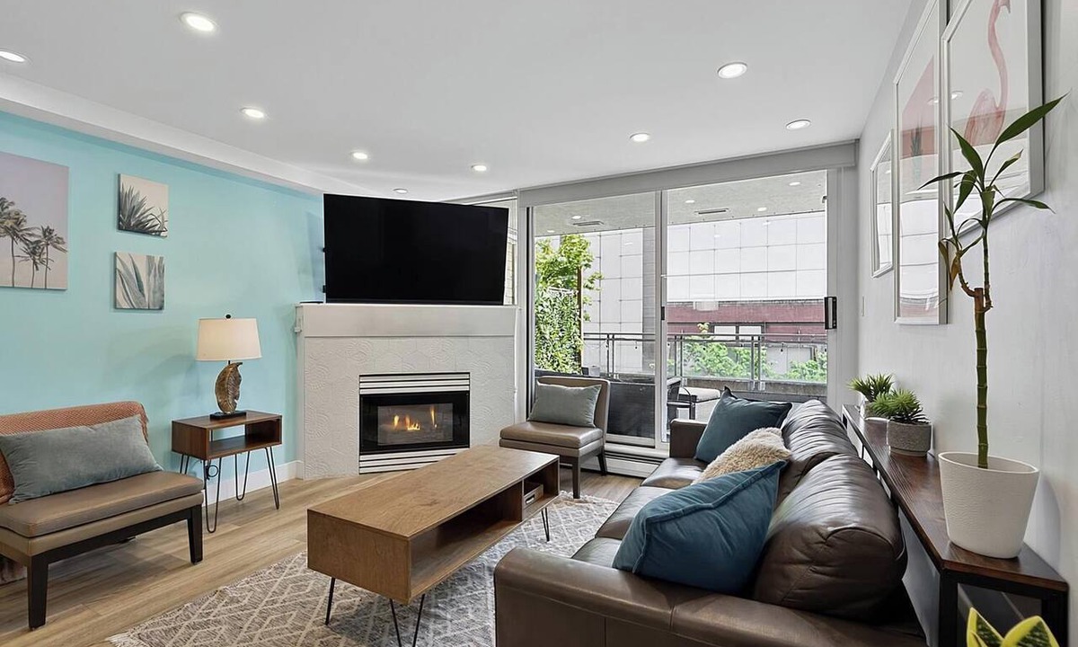 Gastown Condo | Stylish 2BR + Den & Huge Private Patio | Free Parking | Pet Friendly