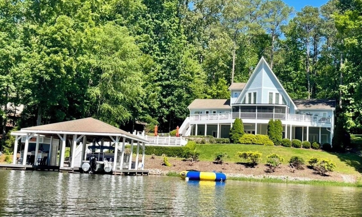 Littleton House | Stylish & Fresh Gaston Lakefront Retreat – Water Trampoline, Hot Tub, Family Fun