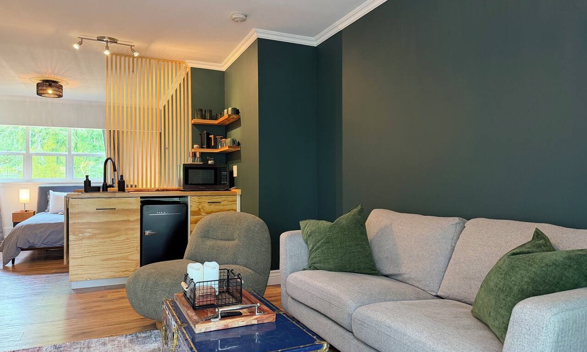 Quathiaski Cove Apartment | Stylish Quadra Island studio | Walk to ferry, cafes, pizza, and coffee shops
