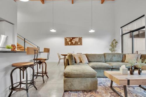 Judson Apartment | Stylish Roomy 2BD Loft Pool 5 mins to DT GVL