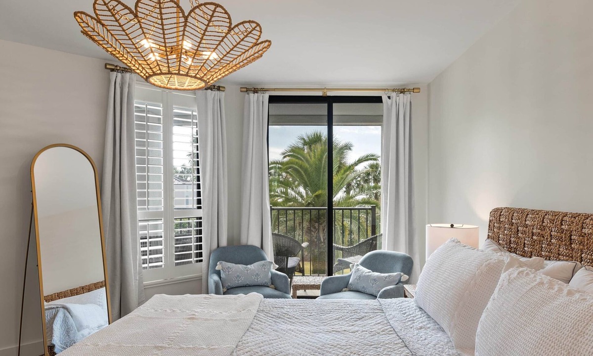 Isle of Palms Villa | Summer House 109 - 30 Seconds to Sand!