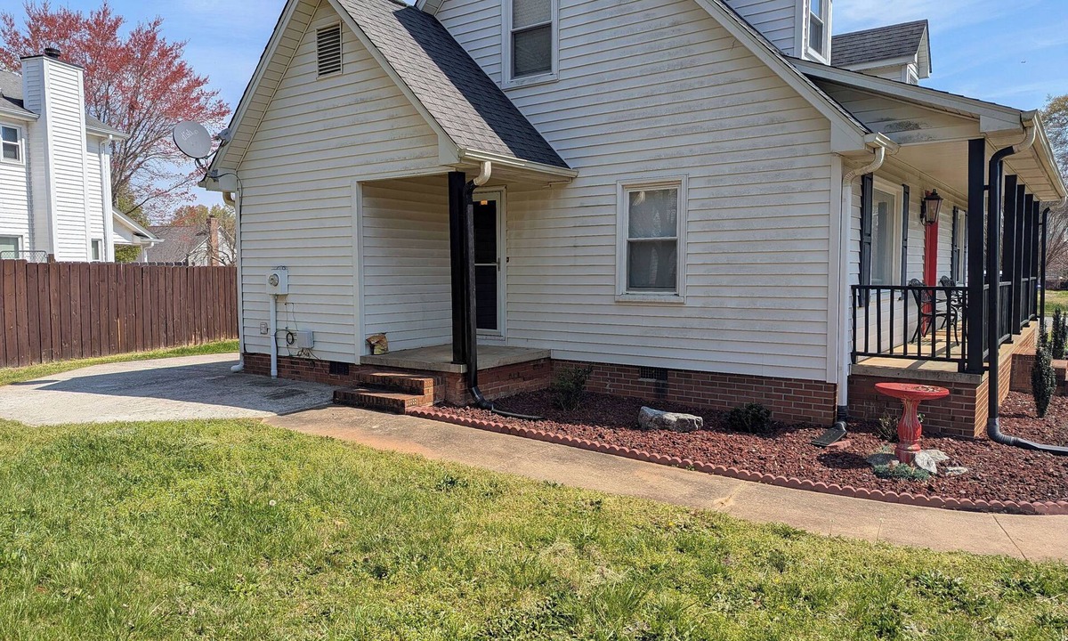 Easley House | Summer in the City. Charming 3-bed house in Easley Close to Hospital & Clemson