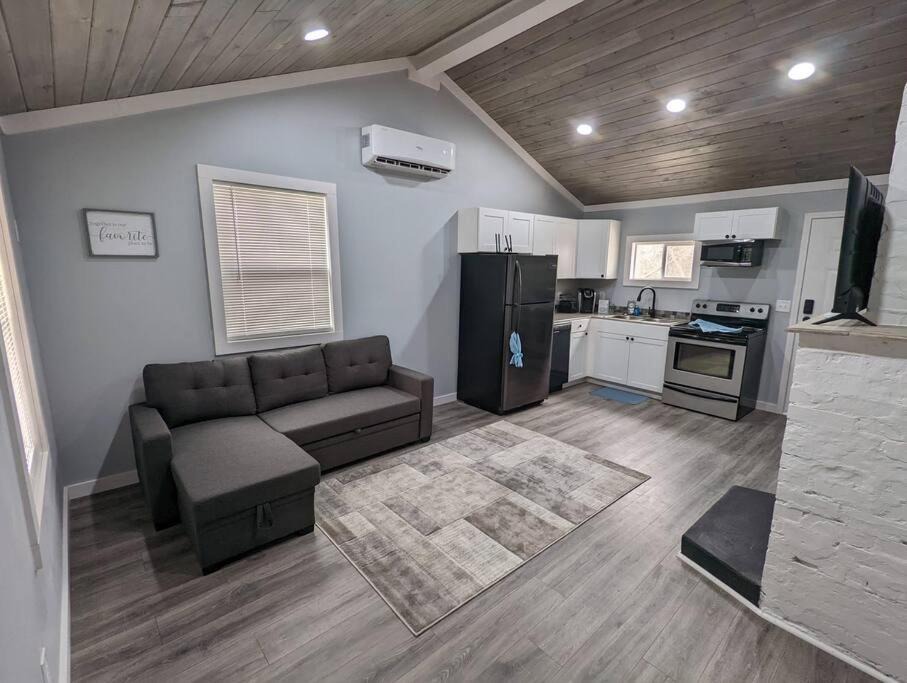 Summerlee House | Summerlee Suite - Beautiful Remodeled Farmhouse