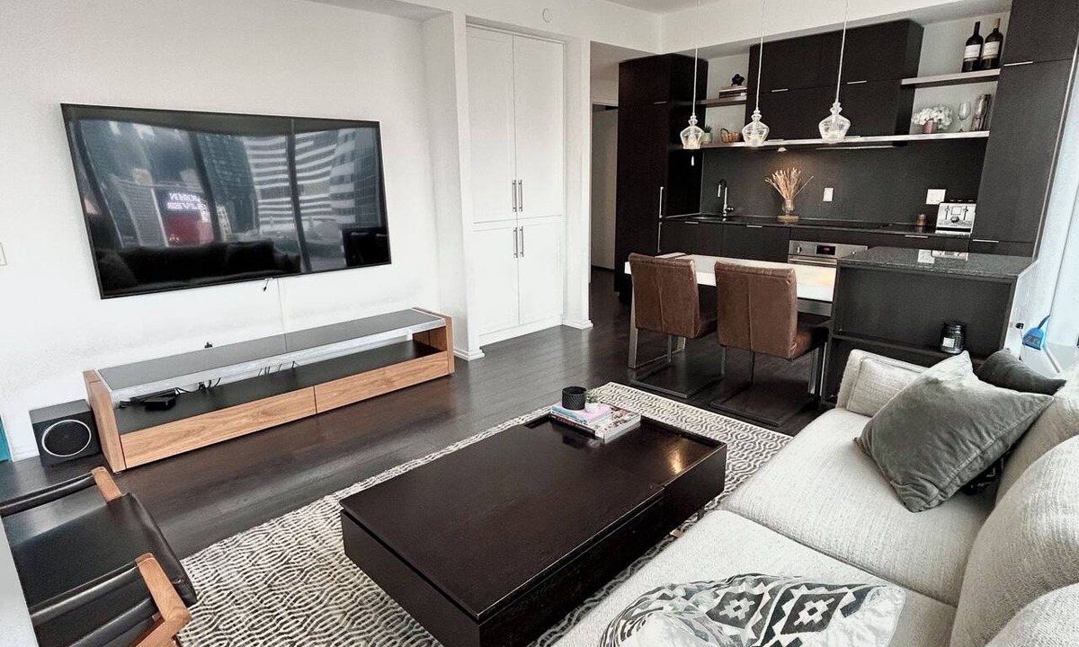 Downtown Toronto Condo | Sun-Filled Trendy Historic Condo with Gym